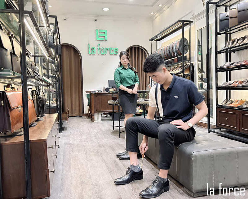 Mẫu giày nữ thời trang với các tùy chọn size US hiển thị rõ ràng