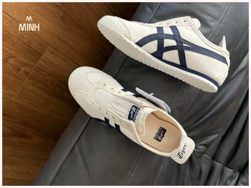 Mẫu giày Onitsuka Tiger Mexico 66 Slip On 'Midnight' tiện lợi không dây, thể hiện sự đa dạng về form dáng và kích cỡ.