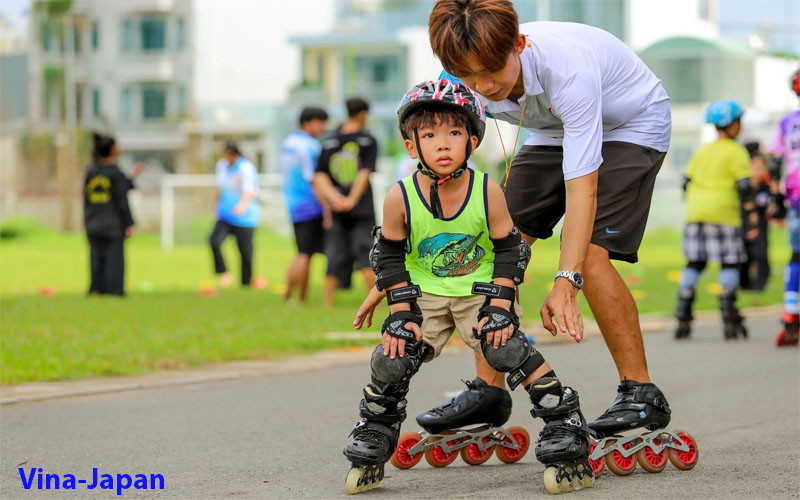 Mẫu giày patin Long Feng 906 với thiết kế hiện đại, màu sắc nổi bật