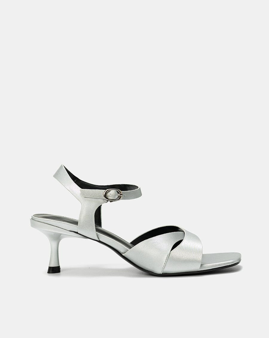 Mẫu giày sandal nữ với gót nhọn, thiết kế quai chéo