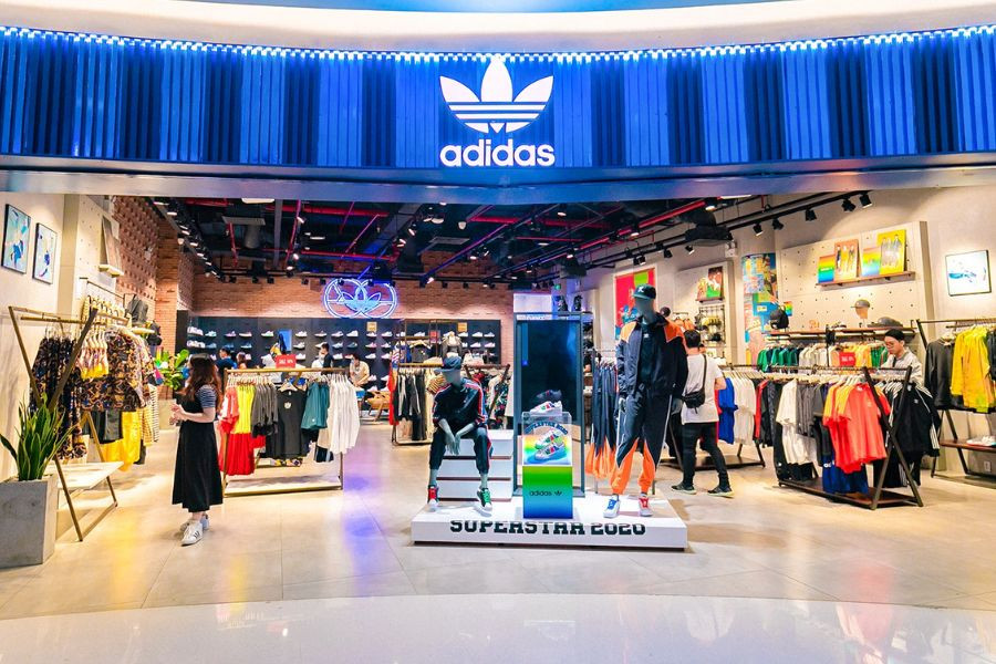 Mẫu giày sneaker Adidas với thiết kế năng động và chất liệu bền bỉ