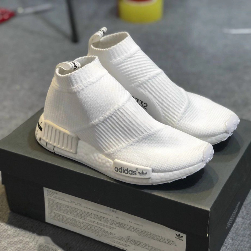Mẫu giày sneaker không dây cao cổ Adidas màu trắng tinh tế, phong cách trẻ trung và hiện đại cho giới trẻ