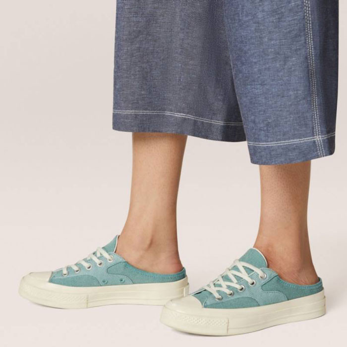 Mẫu giày sục Converse nữ màu xanh pastel nhẹ nhàng, phối cùng quần jeans năng động