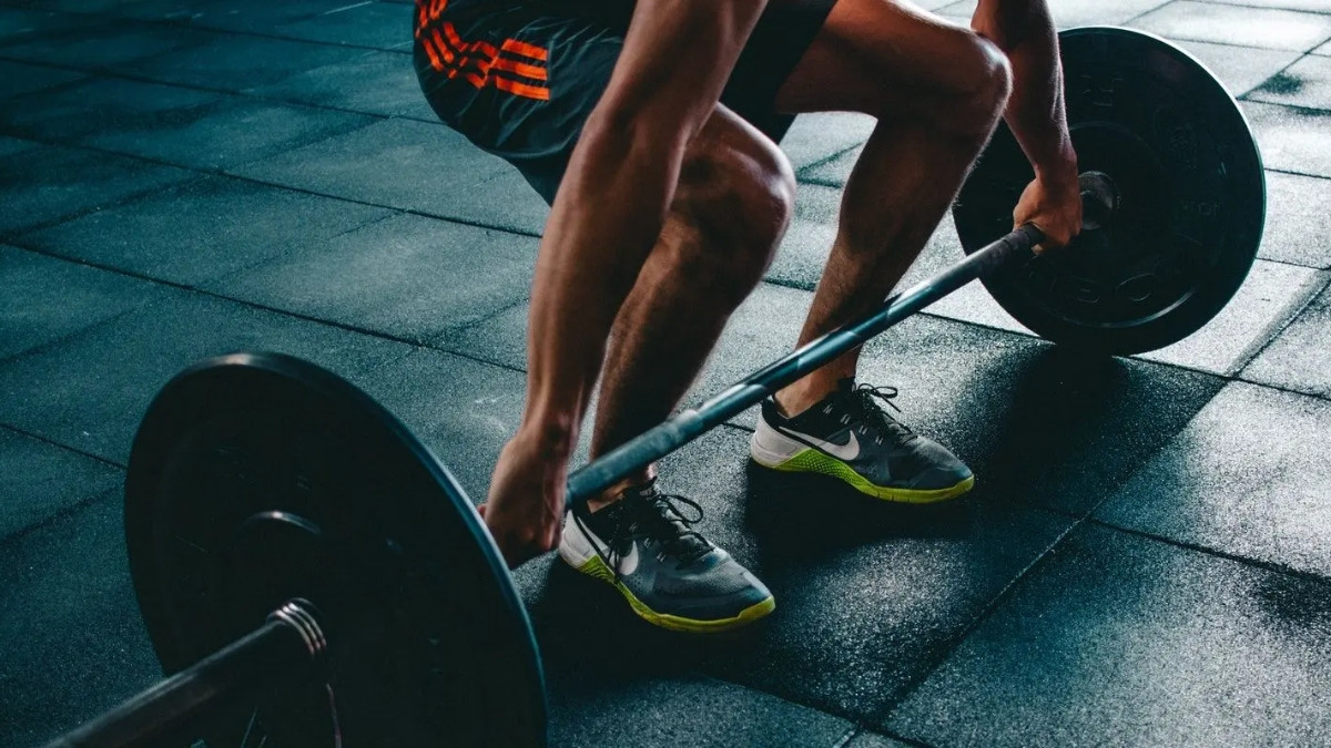 Mẫu giày tập gym có đế phẳng và gót nâng đỡ chuyên cho tập tạ