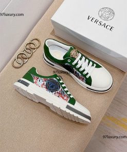 Mẫu giày thể thao Versace nữ với họa tiết độc đáo trên nền xanh lá, mang đến vẻ ngoài tươi mới và nổi bật.