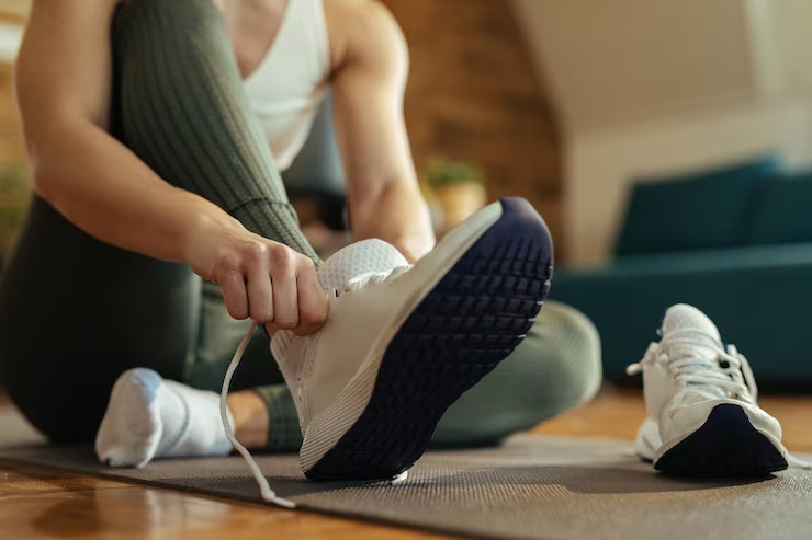 Mẹo làm rộng giày thể thao đơn giản bằng cách đi lại trong nhà