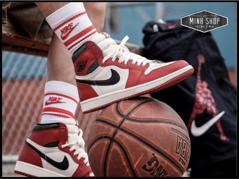 Michael Jordan thi đấu với đôi Air Jordan 1 bị cấm, tạo nên sự nổi tiếng cho dòng giày Jordan của hãng Nike.