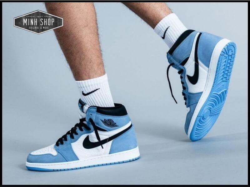 Michael Jordan và đại diện Nike trong buổi ký kết, đánh dấu sự ra đời của dòng giày Jordan của hãng Nike.