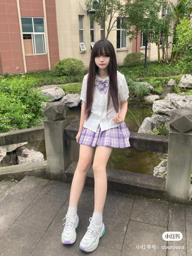 Mix giày sneaker nữ cùng chân váy tennis phong cách học đường