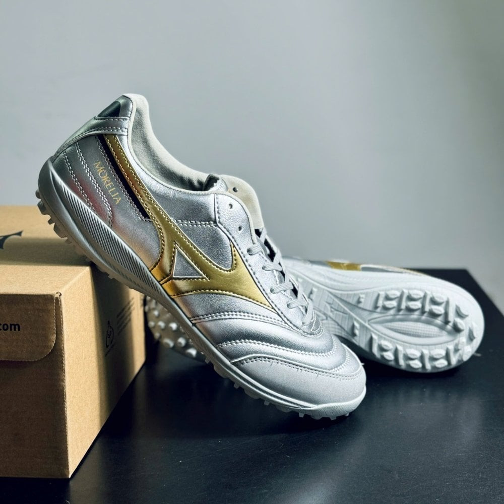 Mizuno Morelia Sala Pro với phối màu bạc vàng, nhấn mạnh trọng lượng siêu nhẹ và form rộng thoải mái