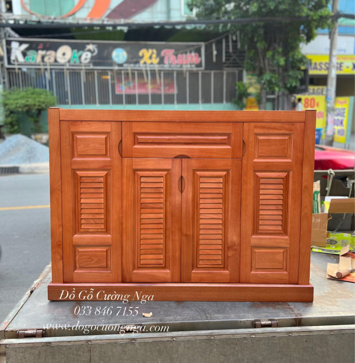 Một chiếc tủ giày gỗ đẹp và rộng rãi, lý tưởng để sắp xếp nhiều đôi giày