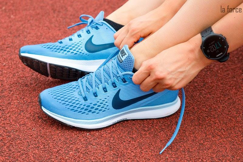 Một cô gái đang thử giày Nike để đảm bảo có được đôi giày vừa vặn nhất