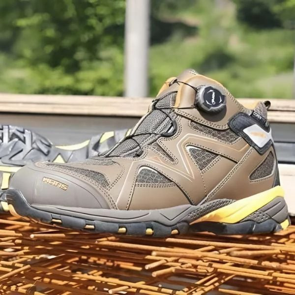 Một công nhân đang đứng trên công trường xây dựng với giày bảo hộ Hans HS-78
