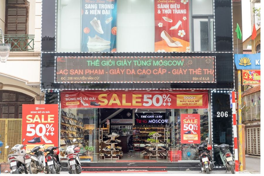 Một cửa hàng giày với nhiều sản phẩm trưng bày, bao gồm cả giày thể thao và các loại giày khác, thể hiện sự đa dạng của các shop giày ở Vinh