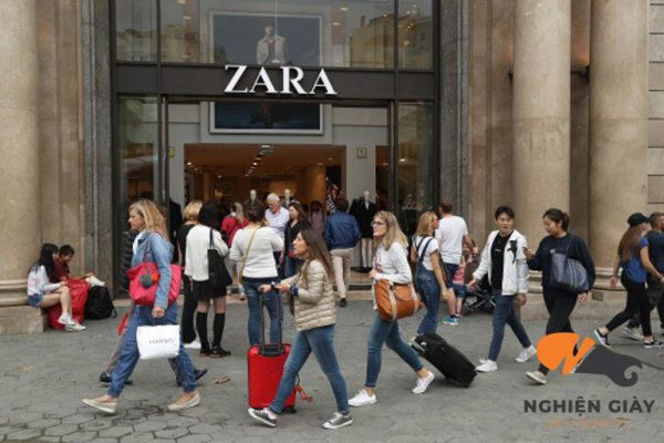 Một cửa hàng Zara rộng lớn với nhiều dòng sản phẩm, trong đó có các mẫu giày cao gót đa dạng