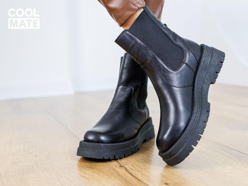 Một đôi Chelsea Boots màu đen lịch lãm