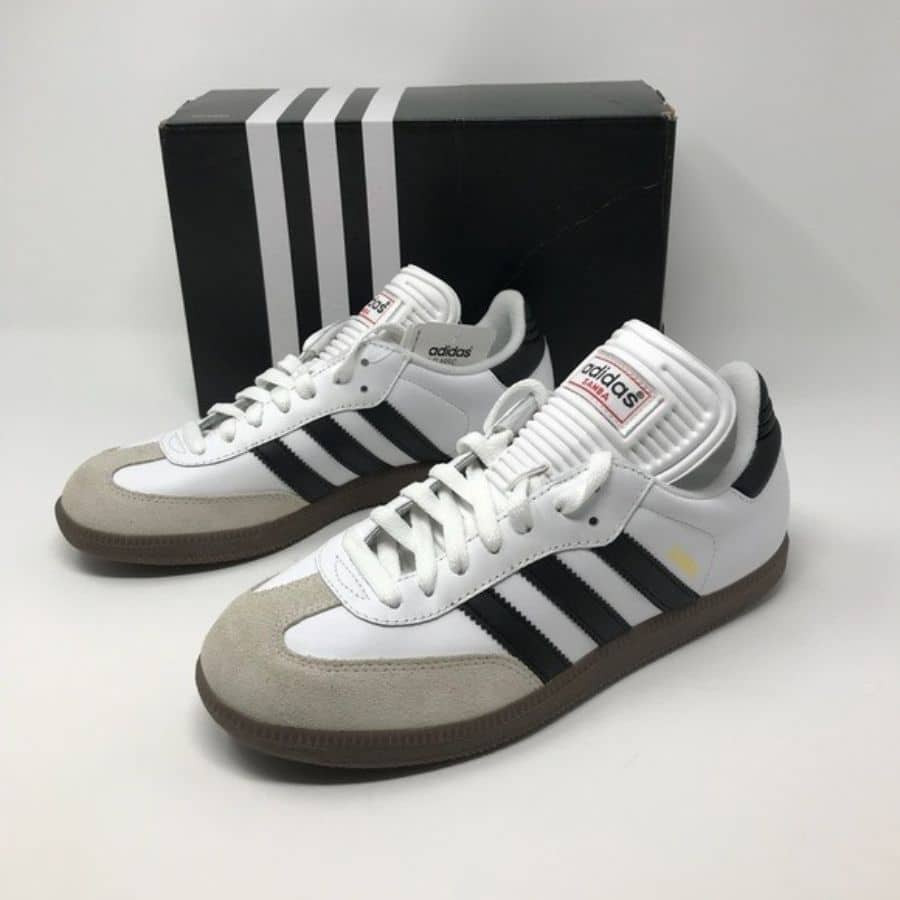 Một đôi giày adidas Samba Classic màu trắng tinh khôi, thể hiện sự đơn giản nhưng sang trọng, phù hợp cho phái nữ yêu thích sự thanh lịch và đang tìm kiếm giày samba nữ chính hãng.