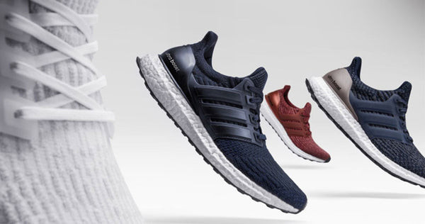 Một đôi giày Adidas Ultra Boost màu trắng, biểu tượng của công nghệ Boost đột phá.