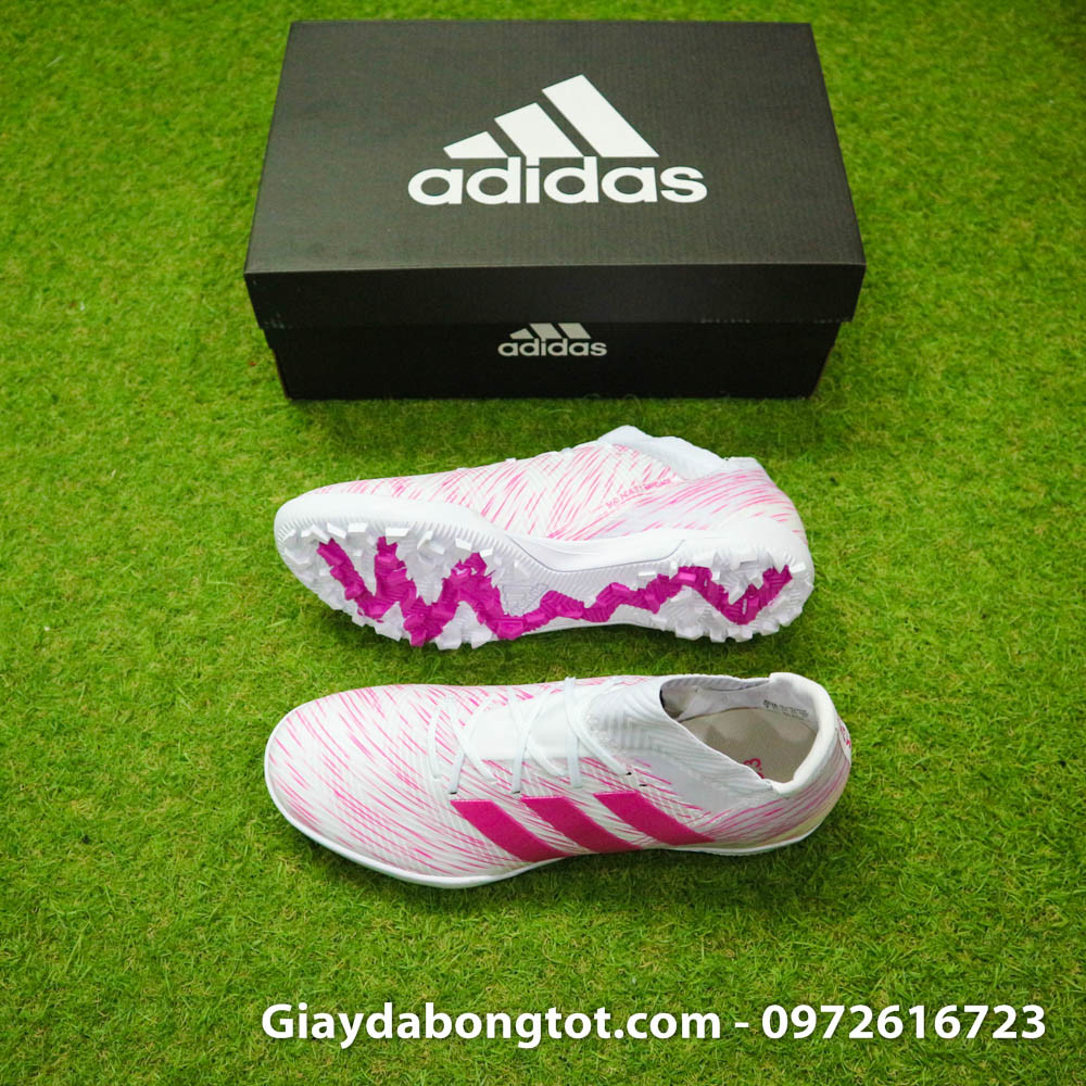 Một đôi giày đá bóng Adidas Nemeziz 18.3 TF màu hồng với phần thân vải ôm chân