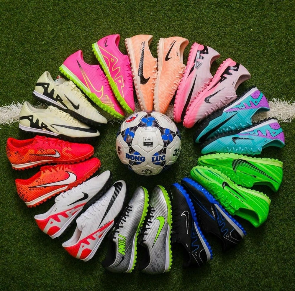 Một đôi giày đá bóng Nike Mercurial ôm chân, gợi ý size cho người có bàn chân 24cm