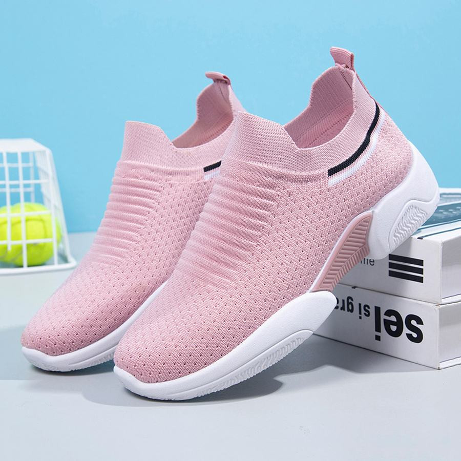 Một đôi giày lười vải màu sắc trang nhã, minh họa cho giày nữ size 38 là bao nhiêu cm và sự thoải mái khi chọn đúng kích cỡ.