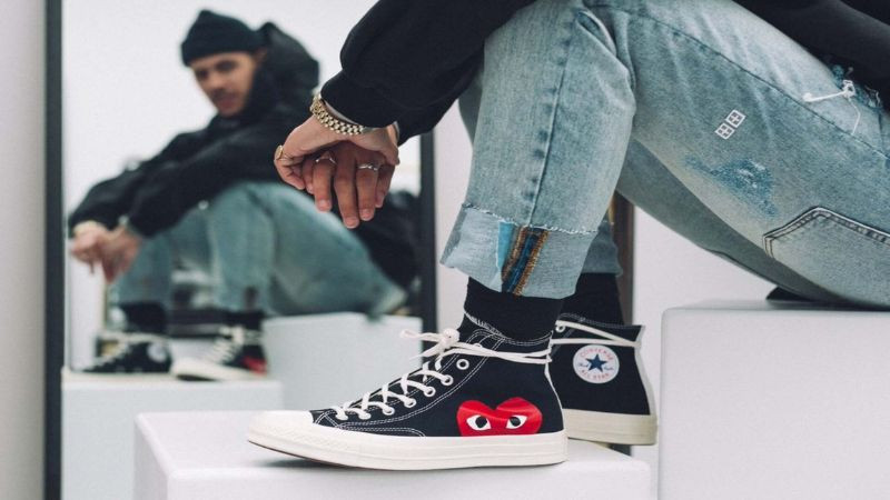 Một đôi giày sneaker màu trung tính phù hợp cho người có bàn chân bè