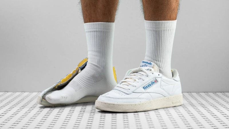 Một đôi giày sneaker mũi nhọn thanh lịch, giúp đôi chân bè trông dài và mảnh mai hơn
