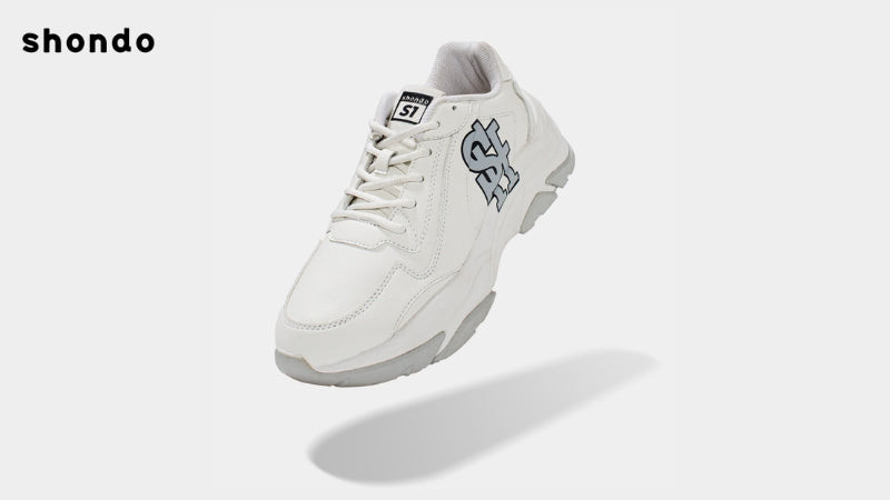 Một đôi giày sneaker trắng với dây buộc được thắt chặt đúng cách, minh chứng cho việc chọn và buộc dây giày thể thao không bị tuột