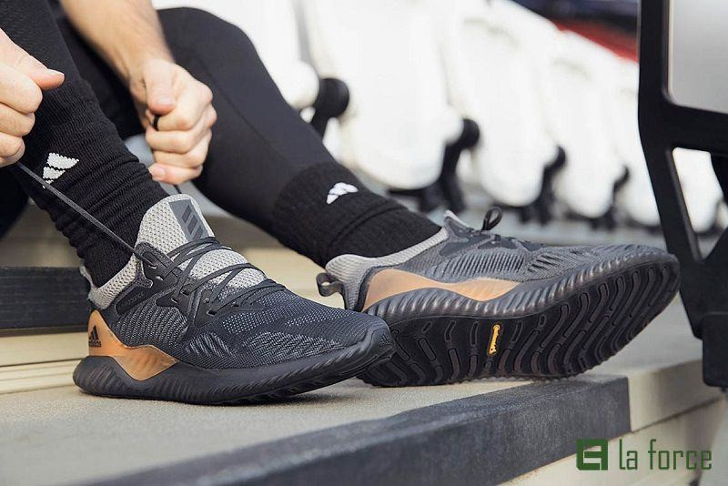 Một đôi giày tập gym nam chất lượng cao