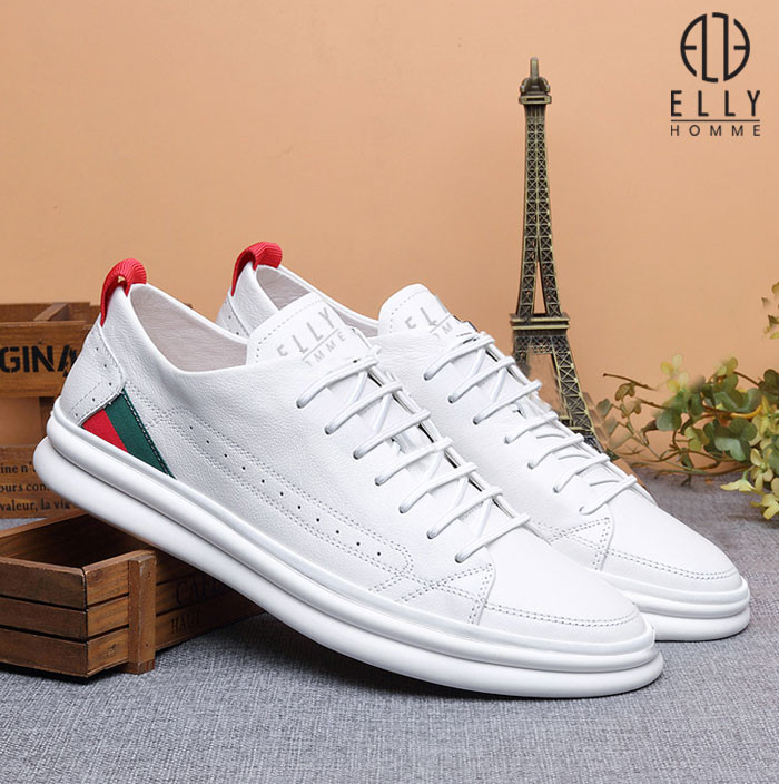 Một đôi giày thể thao nam cao cấp với thiết kế hiện đại và đế dày dặn, thể hiện sự thoải mái và phong cách năng động.
