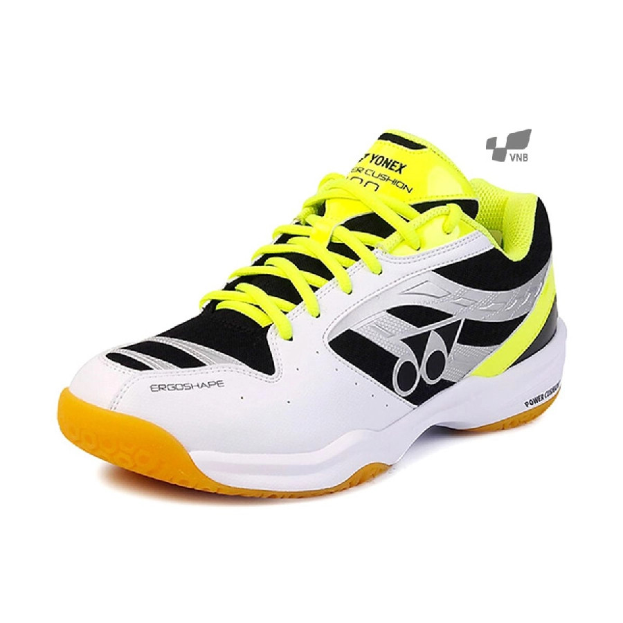 Một đôi giày Yonex Power Cushion 100 (SHB 100CR) màu trắng xanh chuối nổi bật trên sân cầu lông