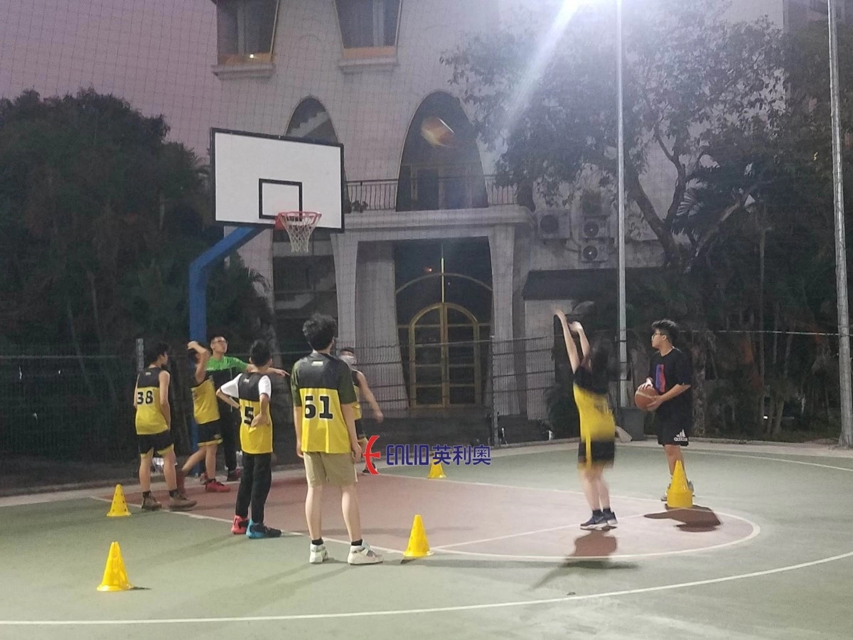 Một góc sân bóng rổ hiện đại tại Cầu Giấy với mặt sàn gỗ và hệ thống đèn chiếu sáng