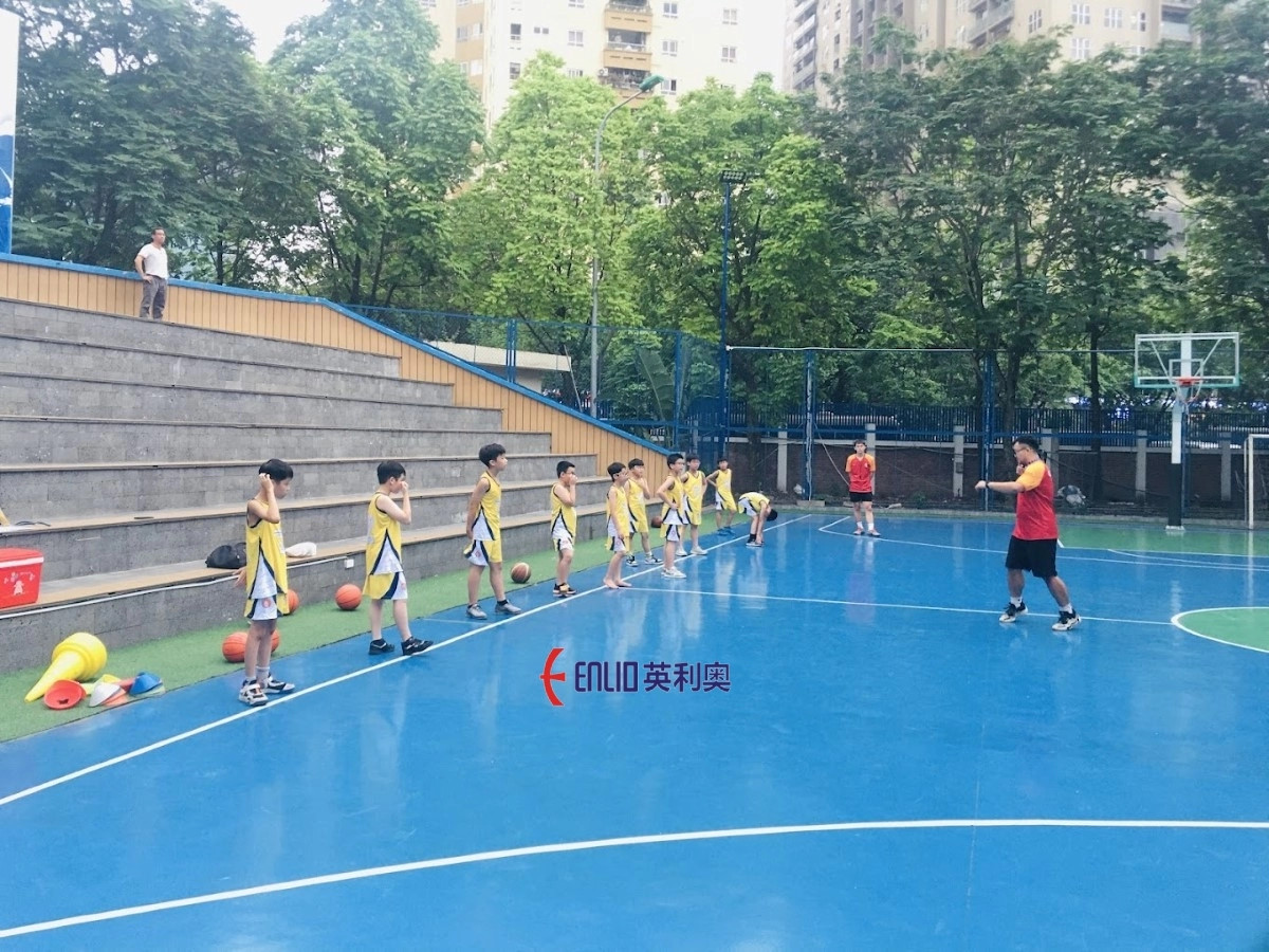 Một góc sân bóng rổ Lương Thế Vinh Cầu Giấy với mặt sân màu xanh