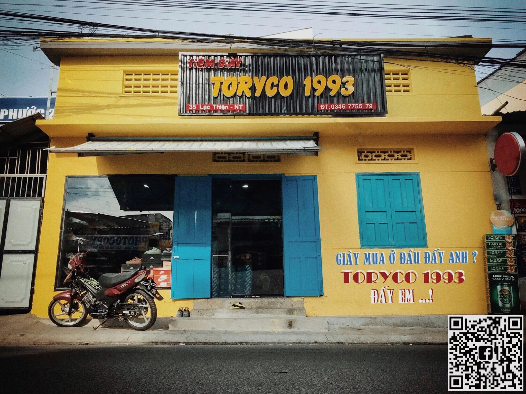 Một góc trưng bày giày sneaker tại Toryco 1993 Shop Nha Trang