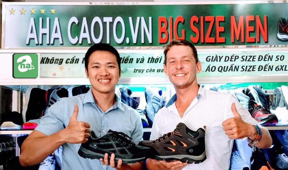Một khách hàng nam nước ngoài đang thử giày thể thao big size tại cửa hàng