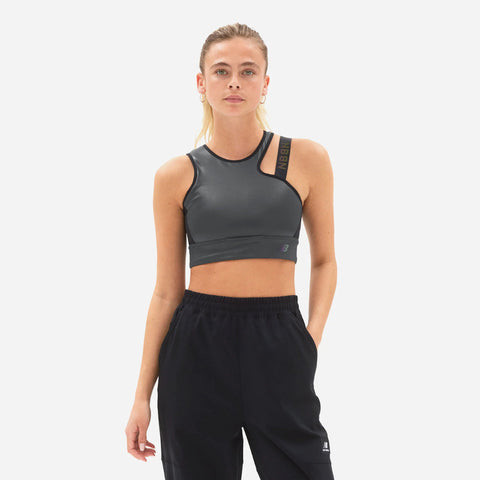 Một người đang diện trang phục thể thao New Balance cùng với giày New Balance thể thao năng động