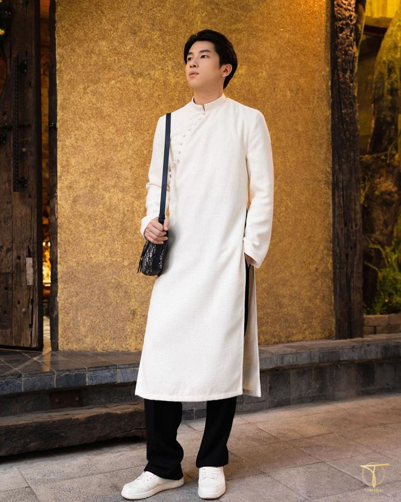 Nam giới trẻ trung khi mặc áo dài cách tân đi giày thể thao