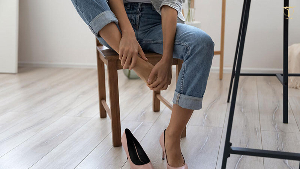 Nâng cao chân để giảm đau ngón chân cái
