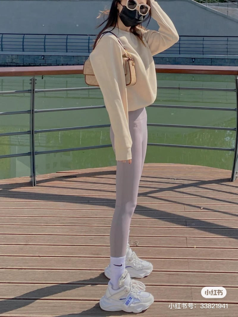 Năng động khi mix quần legging nữ cùng giày sneaker