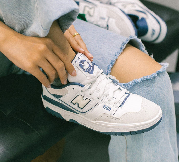 New Balance 550 được phối đồ năng động, tôn vinh đế giày New Balance vững chãi và thời trang.