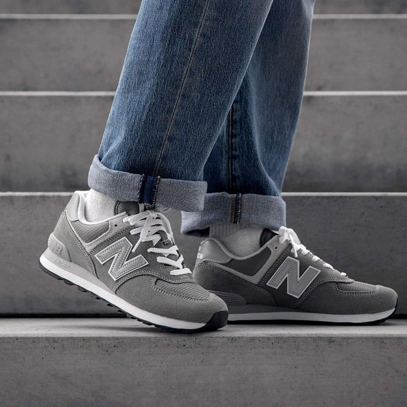 New Balance 574 màu xám cổ điển, kết hợp vải lưới và da lộn, mang lại sự thoáng mát cho nam giới mùa hè