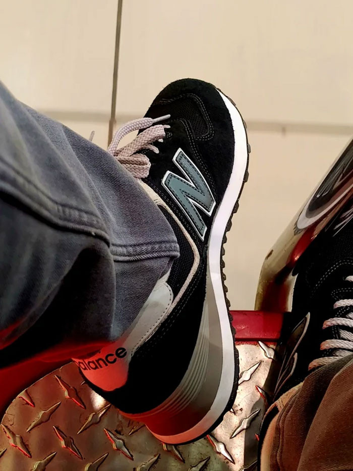 New Balance 574 nổi bật trong tổng thể trang phục, với đế giày New Balance giúp tăng chiều cao tự nhiên và phong cách.