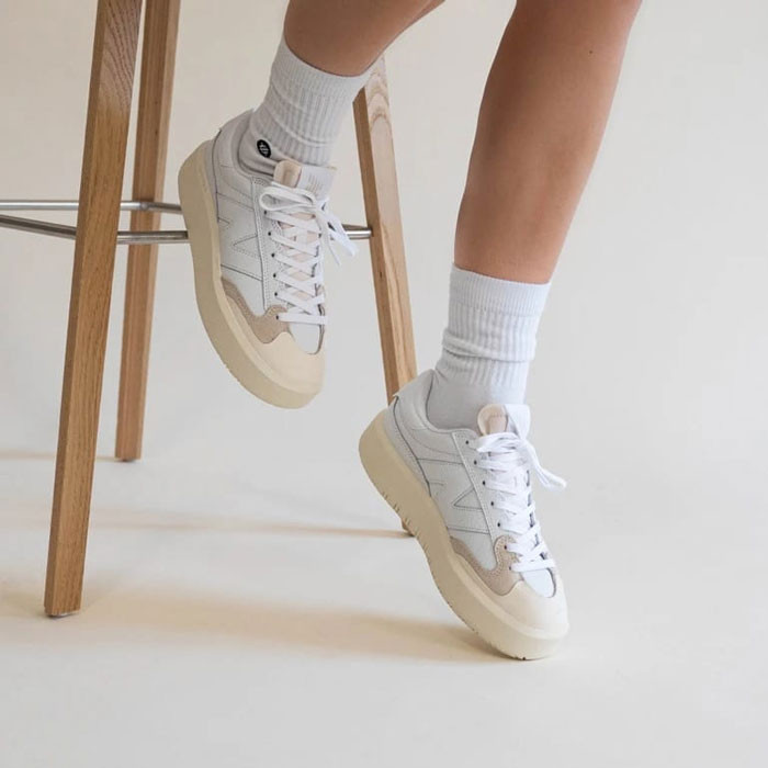 New Balance CT302 nổi bật với đế giày New Balance cao 2 inch, thiết kế lượn sóng hiện đại.