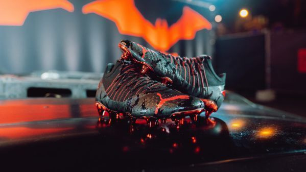 Neymar với giày đá bóng Puma Future Z Batman cá tính