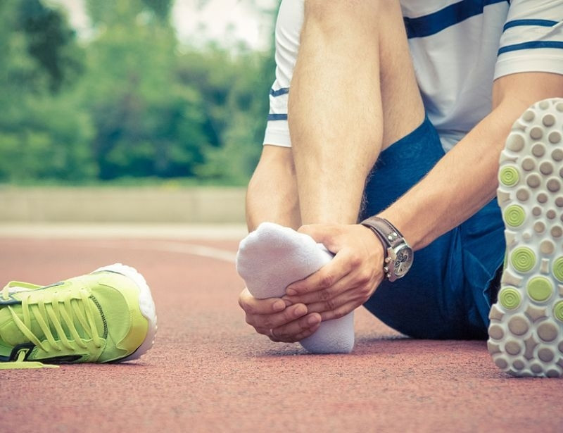 Người chơi bóng đá bị đau gót chân do giày quá chật