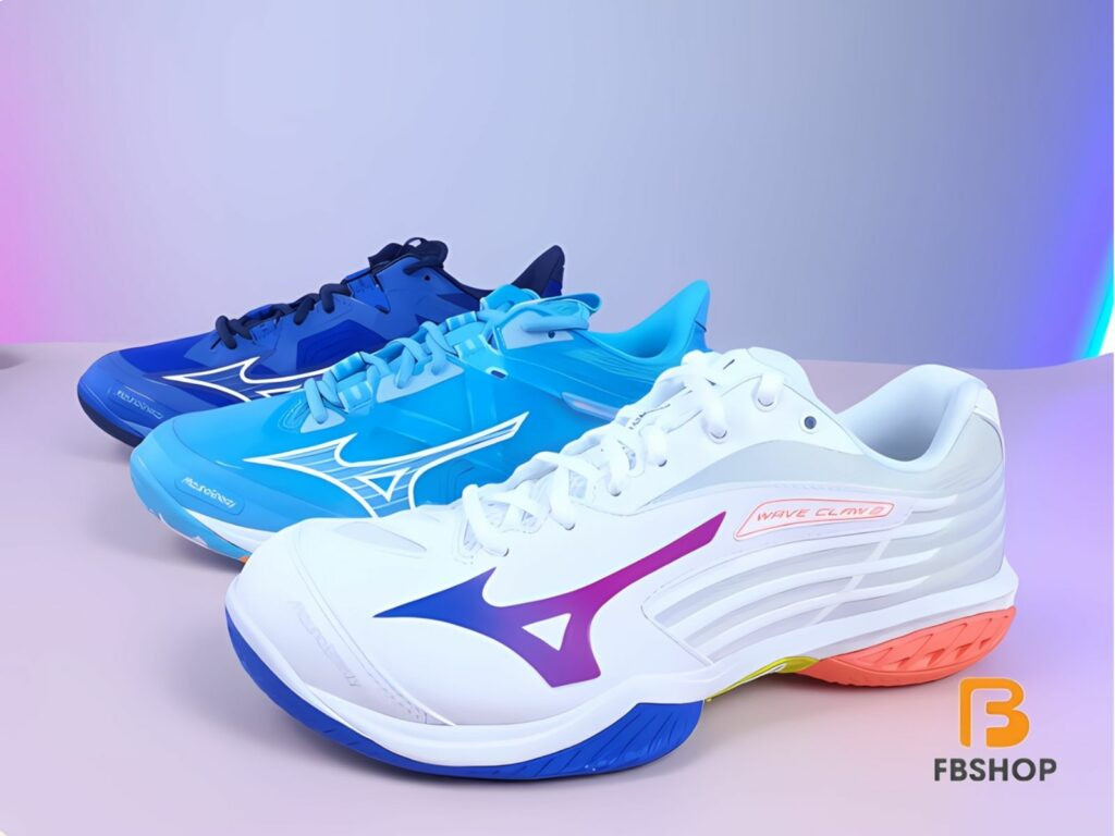 Người chơi cầu lông đang di chuyển trên sân với giày Mizuno