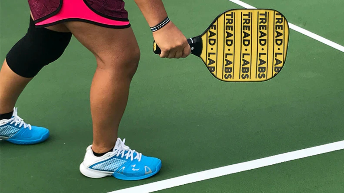 Người chơi pickleball mang giày bóng rổ trên sân
