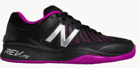 Người chơi pickleball mang giày New Balance màu trắng trên sân