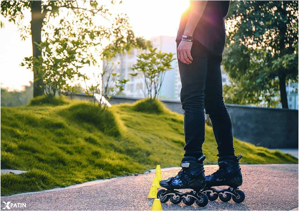 Người chơi thực hiện kỹ thuật với giày patin 1 hàng bánh