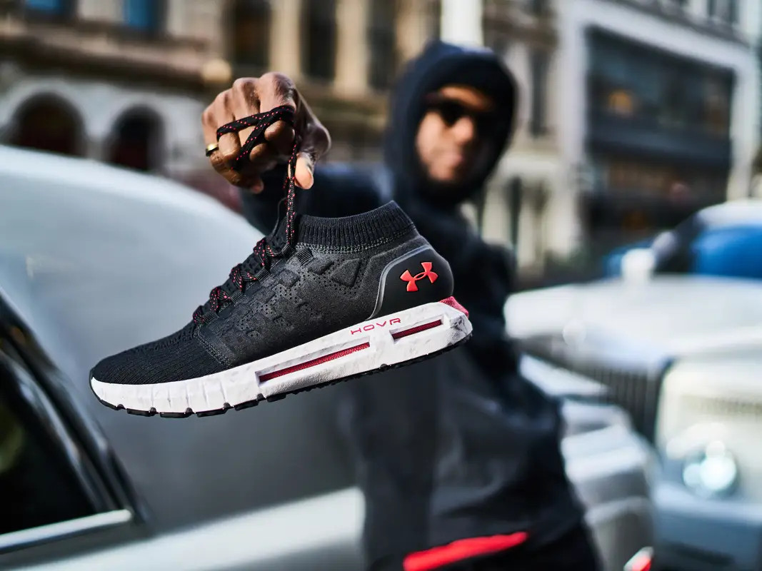Người đàn ông đang đi giày Under Armour, minh họa việc chọn size giày Under Armour nam phù hợp